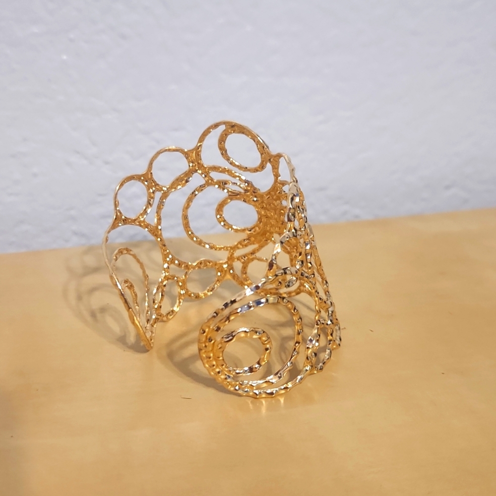 Intricate Gold color Openwork Bracelet - Picture 1 of 2